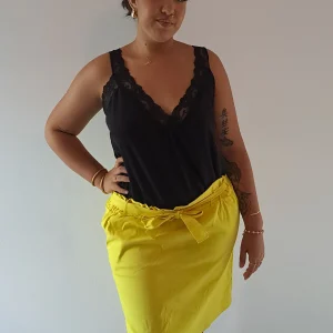 Jupe jaune élastique avec ceinture et poches