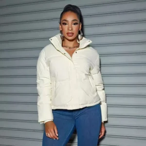 Veste court et épais à petit col rabattu