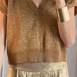 Elégant haut en tricot à manches courtes doré pour femmes - tricots élégants et sophistiqués