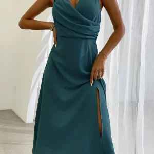 Élégante robe d'été à col en V avec fente et délicates bretelles spaghetti pour un look frais et élégant