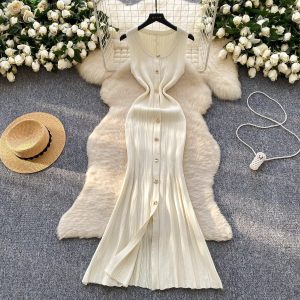 Robe en tricot sans manches à col rond