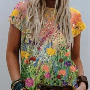 T-shirt élégant à imprimé floral pour femmes - haut d'été coloré et décontracté pour un look festif