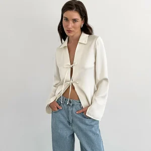 Chemisier élégant en satin pour femmes avec nœud - chemisier blanc stylé pour femmes