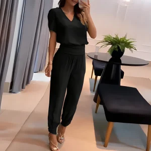 Ensemble deux pièces élégant avec pantalon et chemisier pour un look élégant