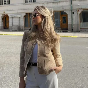 Élégant cardigan court pour femme avec fermeture à boutons et poches pratiques - Nilda