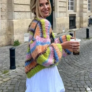 Cardigan court en tricot coloré à manches bouffantes pour femmes Aleta - un must en matière de style et de confort