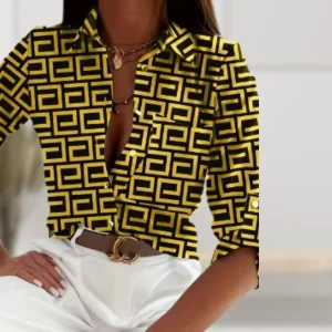 Chemise élégante pour femmes avec un motif grec unique - top imprimé élégant pour un look sophistiqué