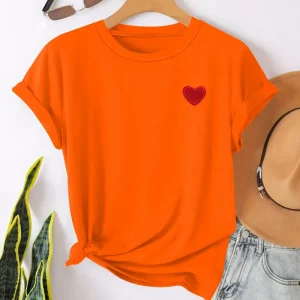 T-shirt élégant et décontracté pour femmes avec un joli cœur - top en coton doux pour un confort quotidien