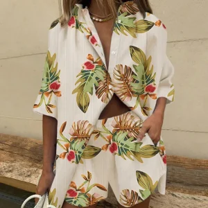 Ensemble élégant pour femmes avec motif tropical - parfait pour l'été avec des manches courtes et un short pour un look branché